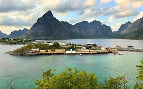 Sakrisøy Rorbuer